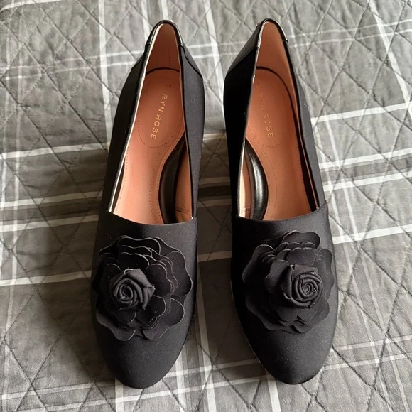 Taryn Rose Ynez Black Floral Scuba Wedges EUC 9B