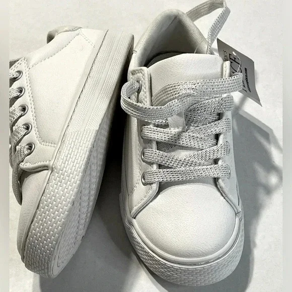 Children Place Girls white low top lace up tennis shoes. Size 11C NWT