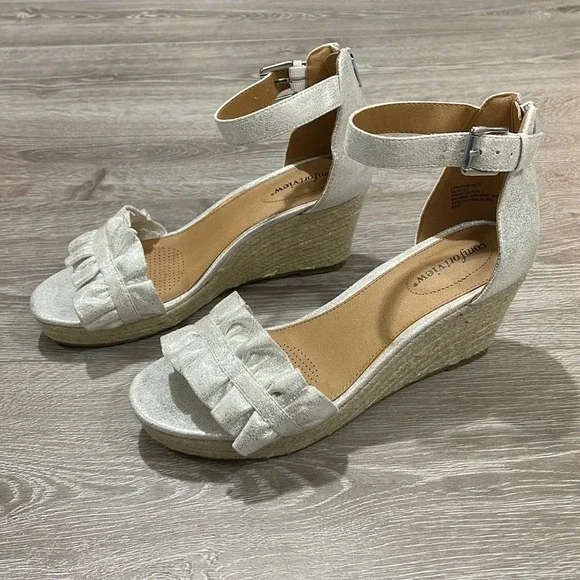 NEW Comfortview Silver Ruffle Wide London Wedge Espadrille Ankle Strap 8WW