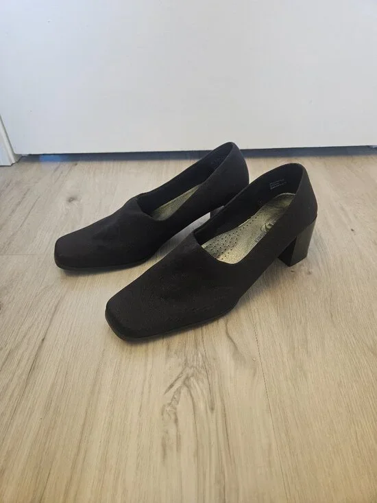 HighLights by Payless Black Pumps Size 9 - Classic & Comfortable Pointed Toe Hee