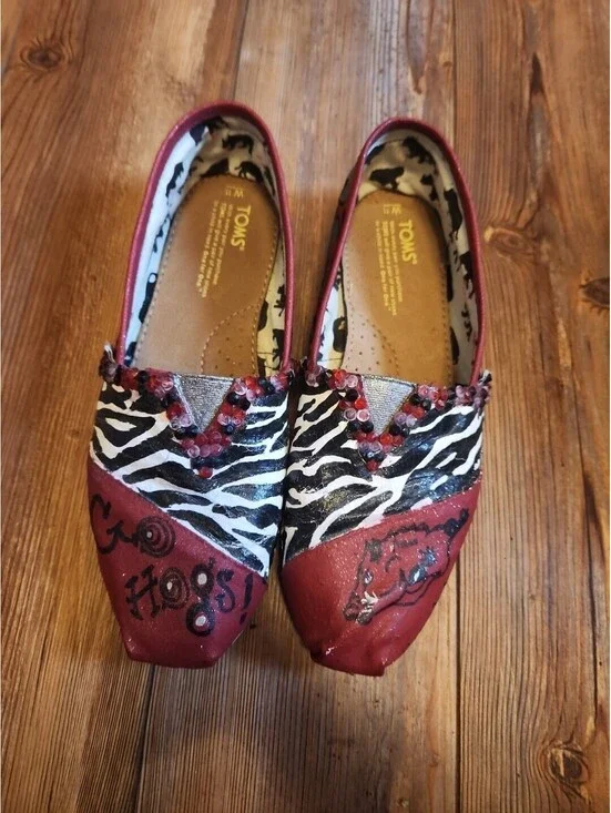 TOMS Arkansas Razorbacks Design Shoes Women's Size 11 Hand Painted NCAA!.