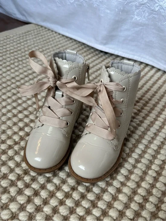 L’amour Josephine Scallop Boot Patent Cream size 7 (Toddler)