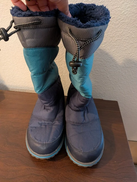 L.L. Bean kids Snow Boots in Navy and Teal