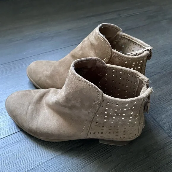 Cynthia Rowley Girls Laser-cut Suede Back Zip Ankle Boots Taupe Size 4M