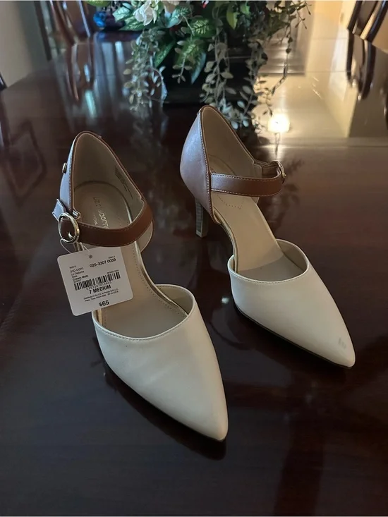 Pointed Two-Tone Ankle-Strap Pumps in Cream and Brown