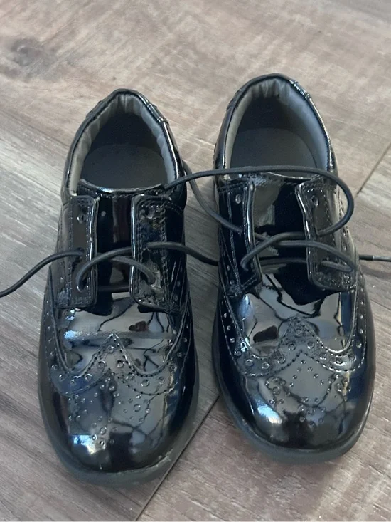 Black “S” boys wing tips shoe eur 24 sz 8 2-3 Toddler