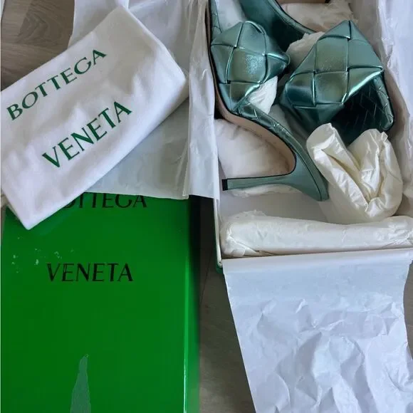 NIB Bottega Veneta ‘Lido Sandal’ Metallic Icy Moon Weave Heels size 39