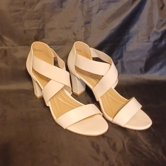 Andrew Geller heeled sandles white women's size 8W white