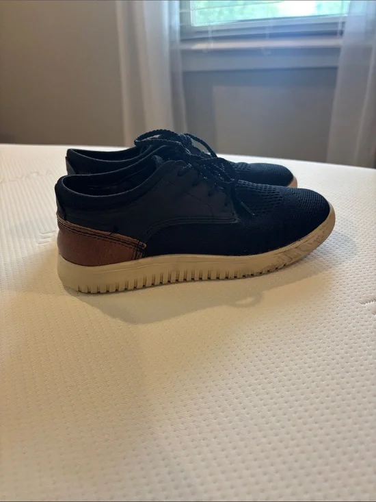 Steve Madden boys black mesh dress/casual lace up shoes. Size 1
