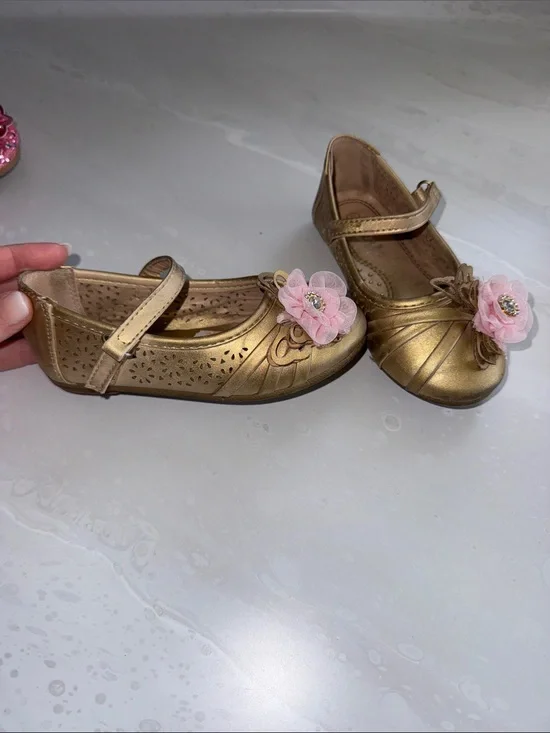 Link Metallic Gold Mary Jane Shoes with Pink Flower