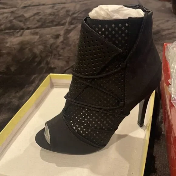 Glaze size 7 black suede heel open toe