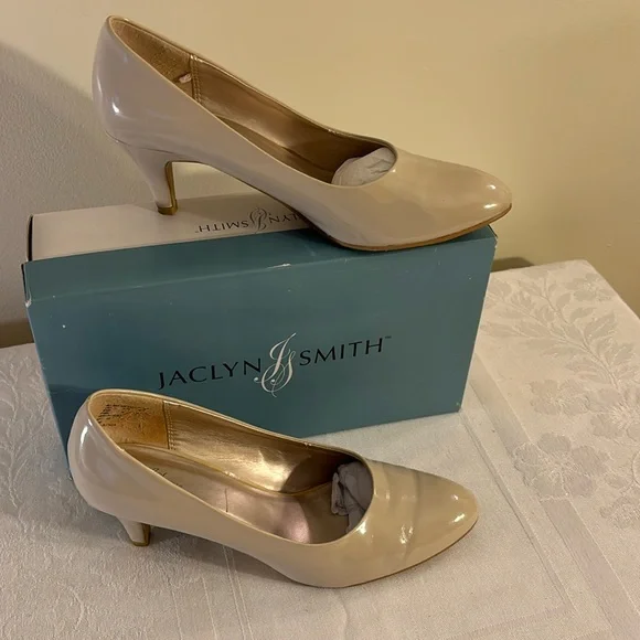 Jaclyn Smith Tabby Pumps Bone Patent Leather Sz 9.5