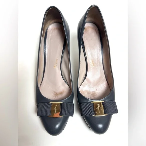SALVATORE FERRAGAMO Vera charcoal  leather  pumps  7