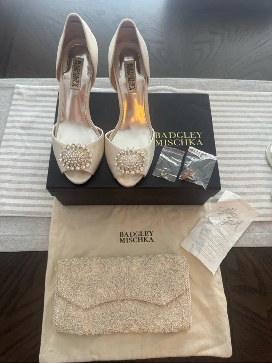 Badgley Mischka Lacie Ivory Satin Crystal Peep Toe Heels Size 7.5M w/ Box