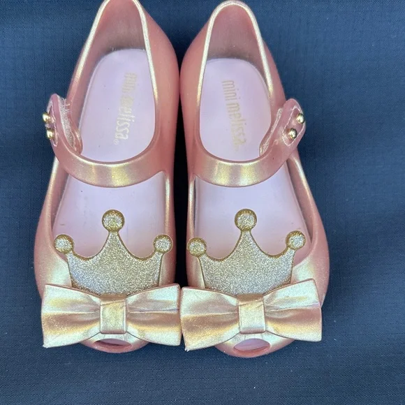 Mini Melissa Girls' Metallic Pink Jelly Shoes with Gold Crown & Bow
