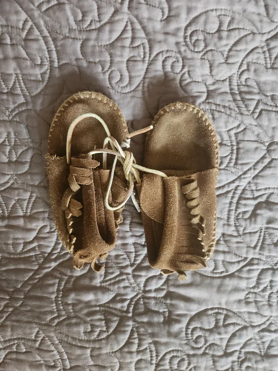 Minnetonka Brown Suede Fringe Moccasin