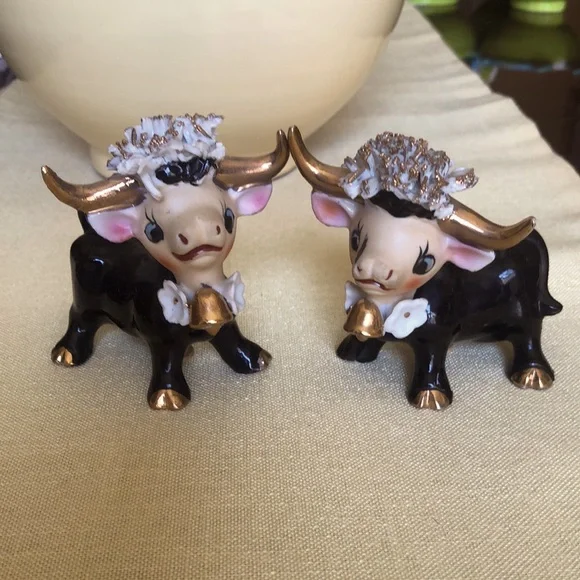 VTG RARE NOV CO Black And Gold Bull Salt/Pepper Shakers