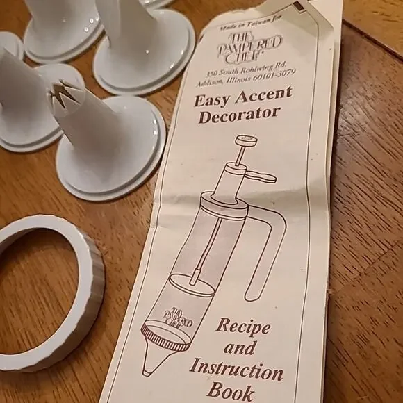 The Pampered Chef 1778 Cake Icing Frosting Kit Easy Accent Decorator W/Box