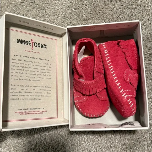 NIB! Minnetonka Kids Red Suede Fringe Moccasins. Size 3