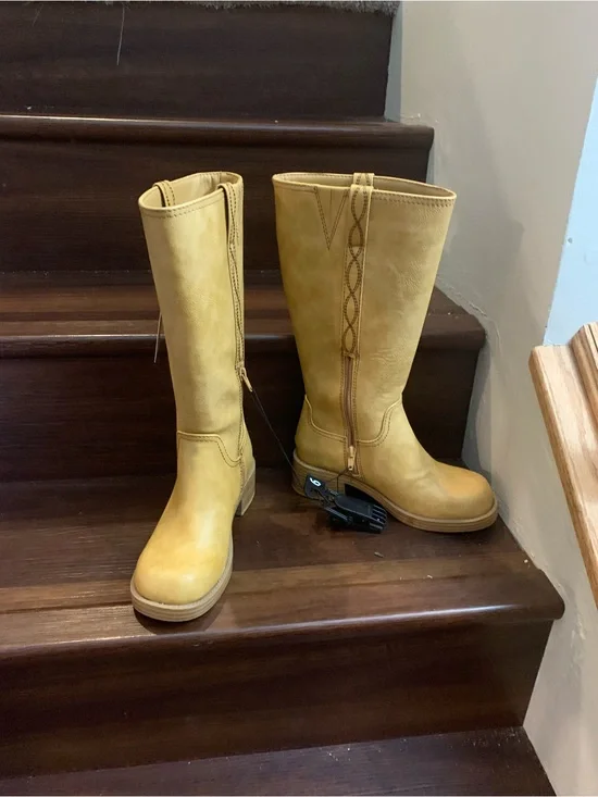 New Woman’s No Boundaries Tall Yellow Over-the-Knee Boots. Size 6