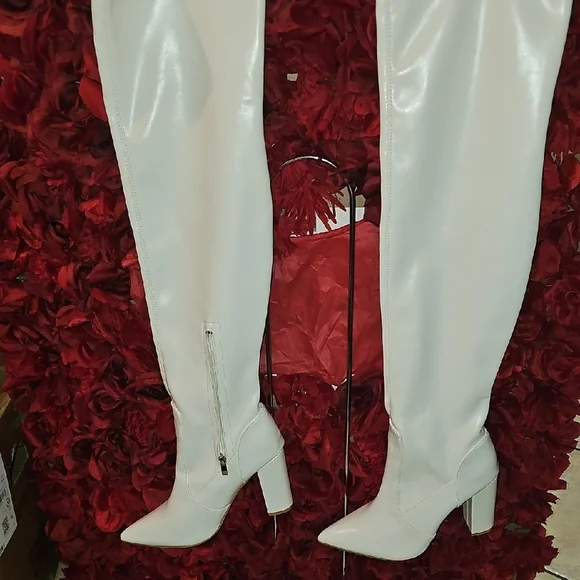 Women's NWOT Chic Over the Knee Off White Faux Leather Boots Size 41 (9)