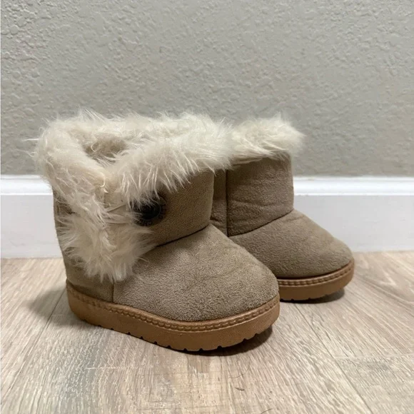 China Buttons City Faux Fur Ankle Boots Toddler Size 6 (Estimated)