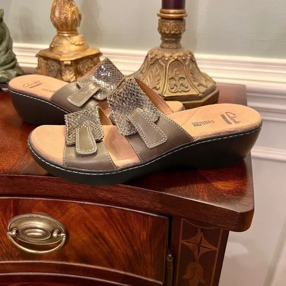 NWOB Women's Clarks Soft Cushion Delana Fenela Olive Green Slide Wedge Sandals 9