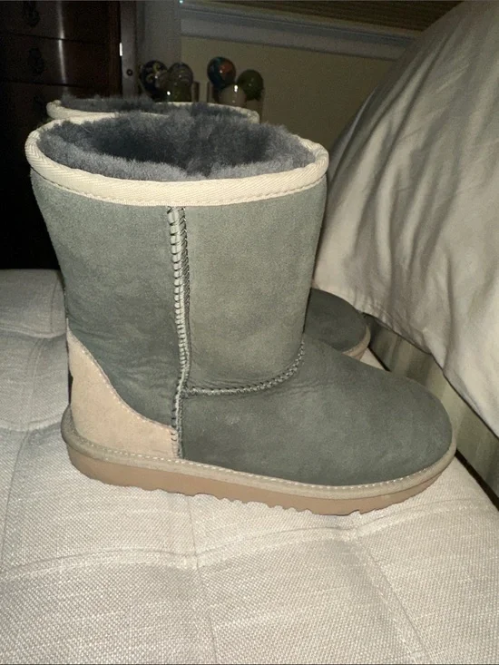 UGG  Kids Classic Short II Boots Worn Once Sz 4