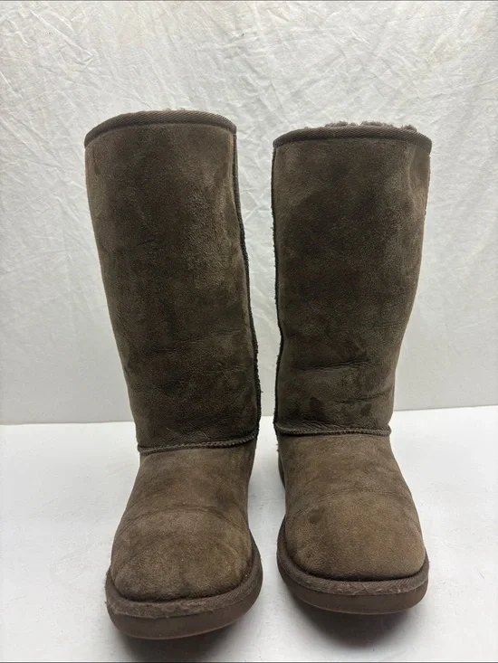 UGG Classic Tall Boots, size 3 little girl, box 68