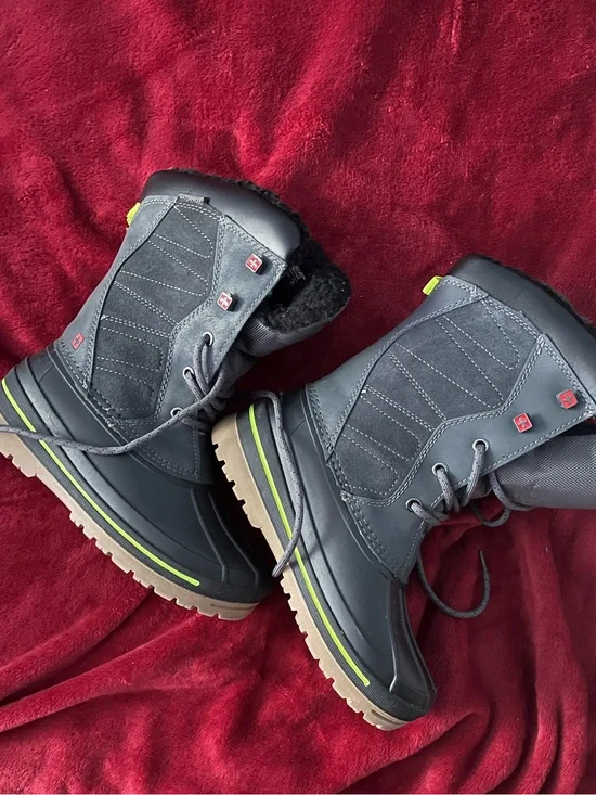 Boys Size 2 Swiss Tech Snow Boots