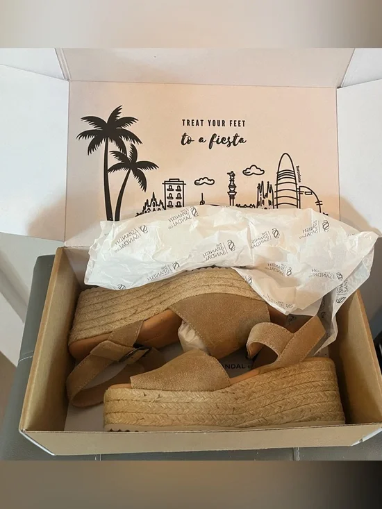Spanish Sandal Company beige Platform with strap. Size 39. US 8. New in box.