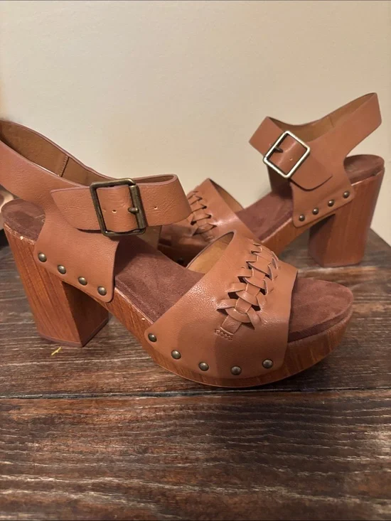 White Mountain Brown Leather Platform Sandals with Buckle