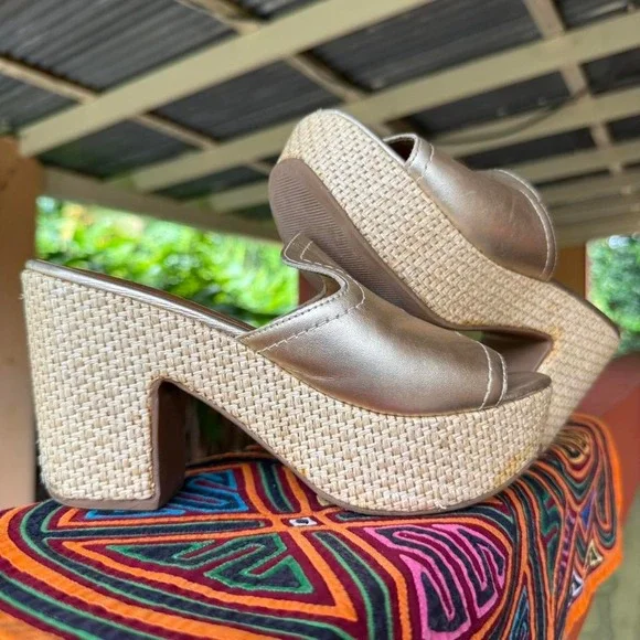 Soleil metallic gold woven platform heels in size 38‎ (aprox USA 7.5)