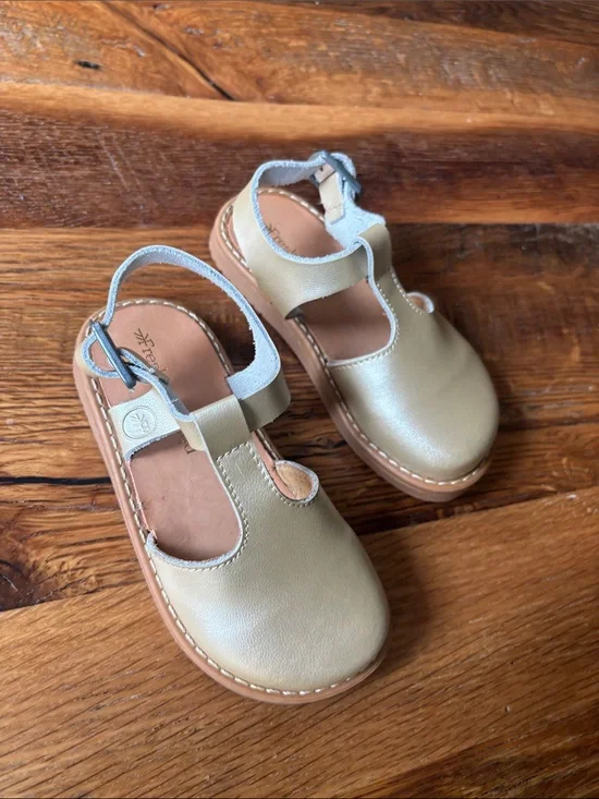 Freshly Picked Kids Metallic Gold Leather T-Strap Sandals size 7