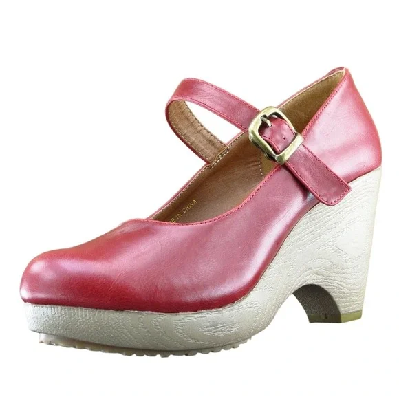 Rewind Me and‎ Forever Size Medium Red Round Toe Platform Leather