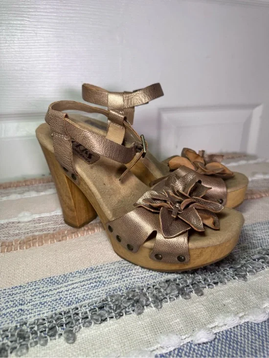 Kork-Ease Metallic Bronze Floral Platform Sandals