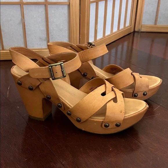 Women’s Tan Leather Platform Sandals with Buckle