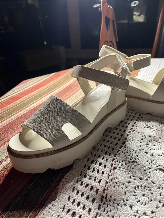 Sorel Joanie IV Wedge Leather Sandal in chalk chalk retail 140 size 11