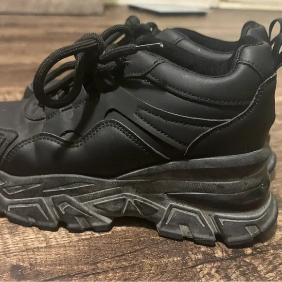 Sleek Black Platform Sneakers for Women