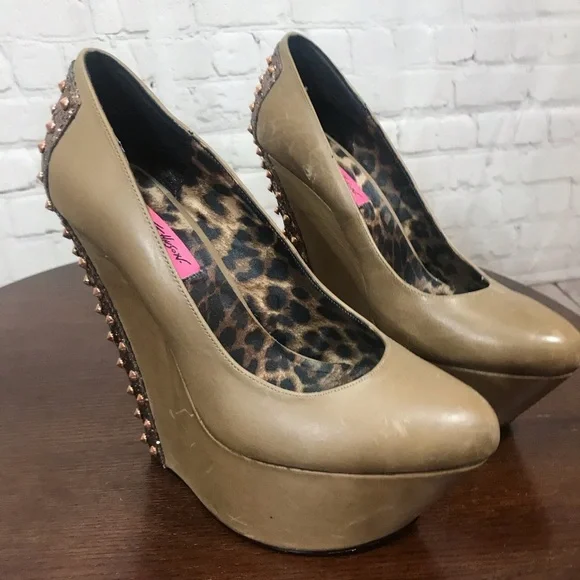 Betsey Johnson 6” tall Platforms Taupe Brown 8.5