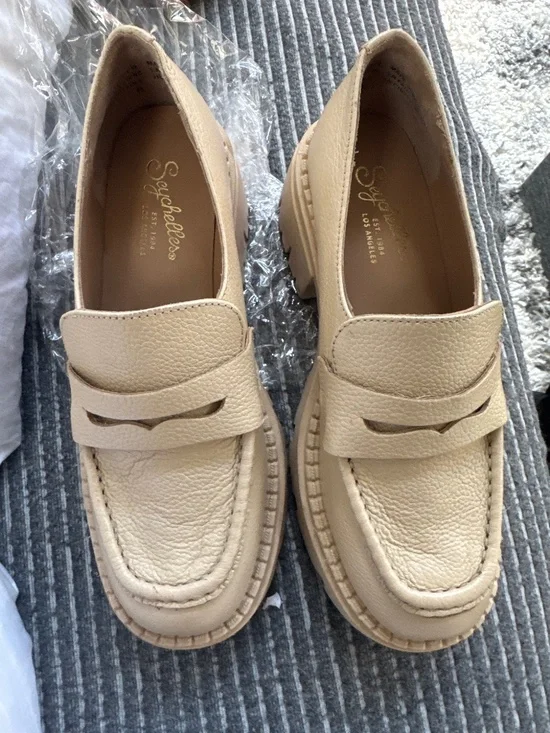 Like new beige leather penny loafers