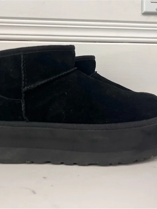 UGG Black Interior Label and Size Tag
