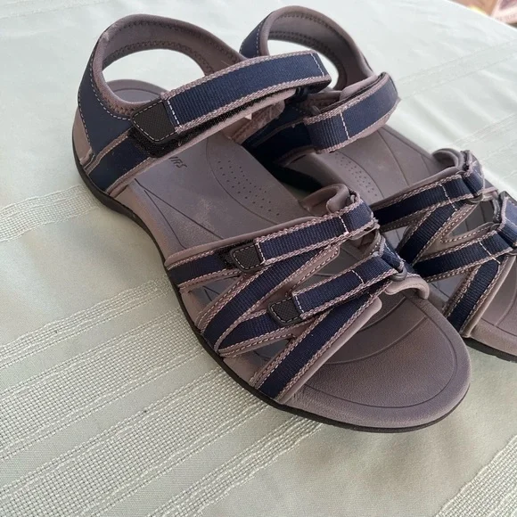 Dream Pairs Navy and Taupe Comfort Strappy Sandals size 8