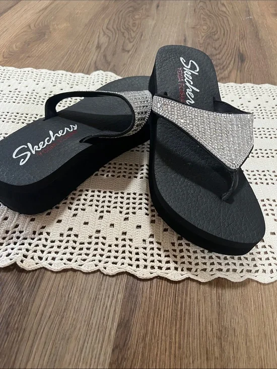 Skechers Black Platform Flip-Flops with Silver Rhinestone Straps size 7 NWOB