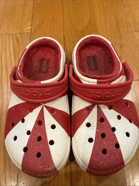 Crocs classic holiday red/white candy cane swirl lined clog size j1.
