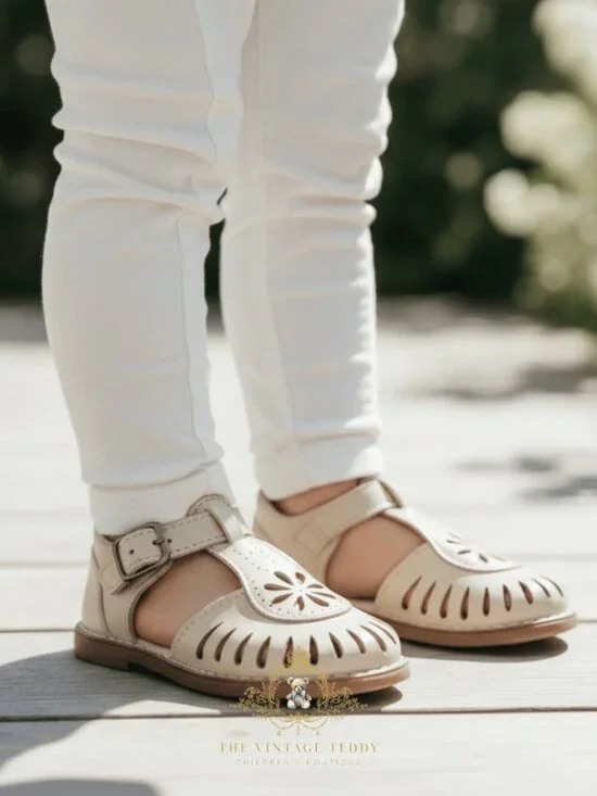 NWT Cute Girls Daisy Cutout T-Strap Sandals Children's Shoes Vanilla Cream 8.5