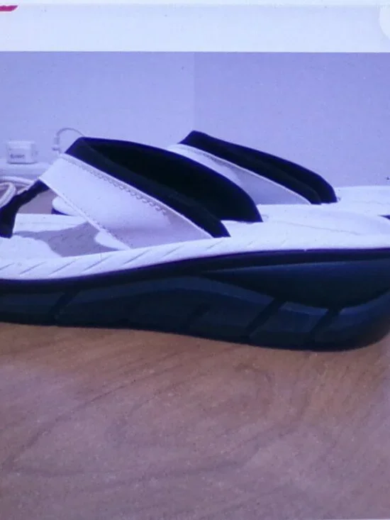 AVIA Hightail Platform Thongs Size 8 Black/White