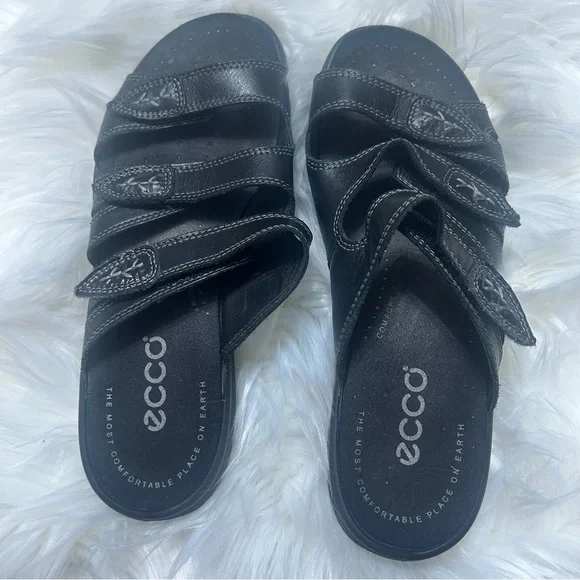 Size 6.5 Black ecco Sandals E2