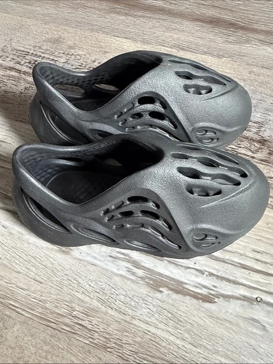Yeezy Kids Foam Runners in Charcoal