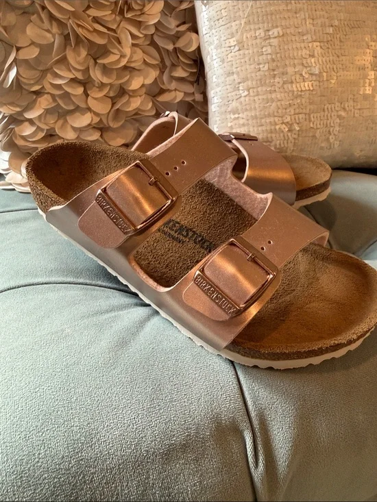 Birkenstock Kids Sandal in Rose Gold Metallic - Size 1.5 (32)